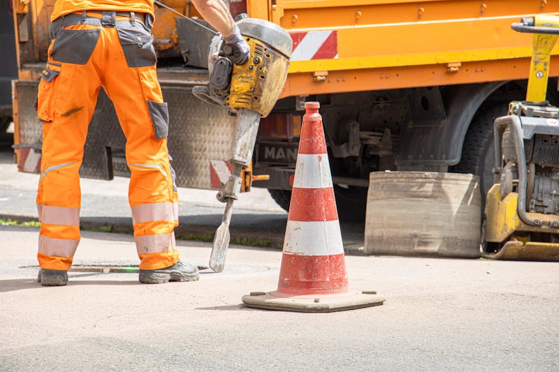 Yol kenarında kırıcı ile beton kırım çalışması