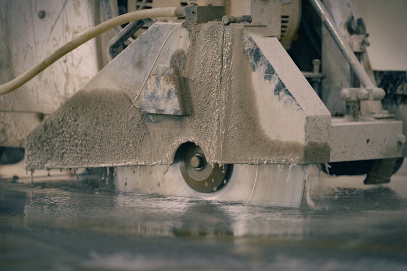 Su soğutmalı disk testereyle beton kesimi